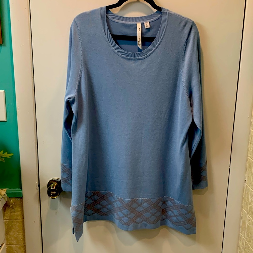 blue with gold pattern on bottom of sweater and sleeves  1x
Ny Collection